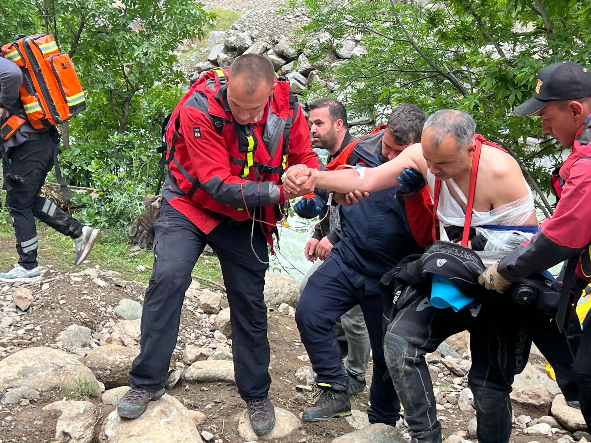 Yüksekova'da Arama çalışmalarında  Bir Dalgıç polis yaralandı
