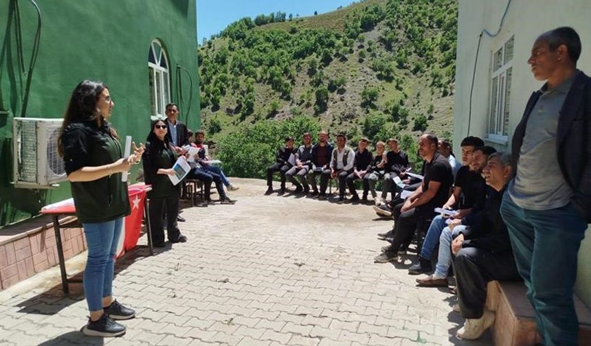 Hakkari’de besiciler şap hastalığı konusunda bilgilendirme