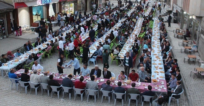Vedaş ve Vepsaş Yüksekova'da İftarı Verdi