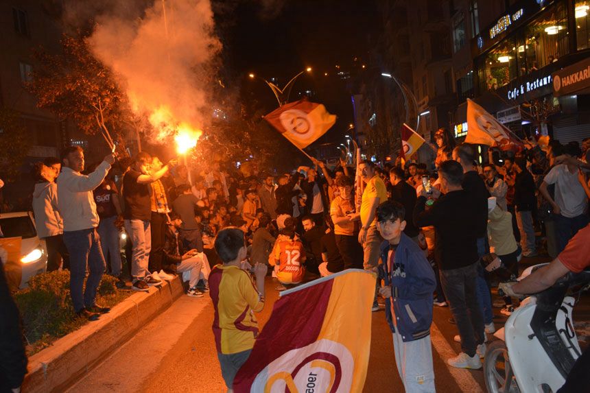Hakkari'de Şampiyonluk Coşkusu: Galatasaray Taraftarları Sokağa Döküldü