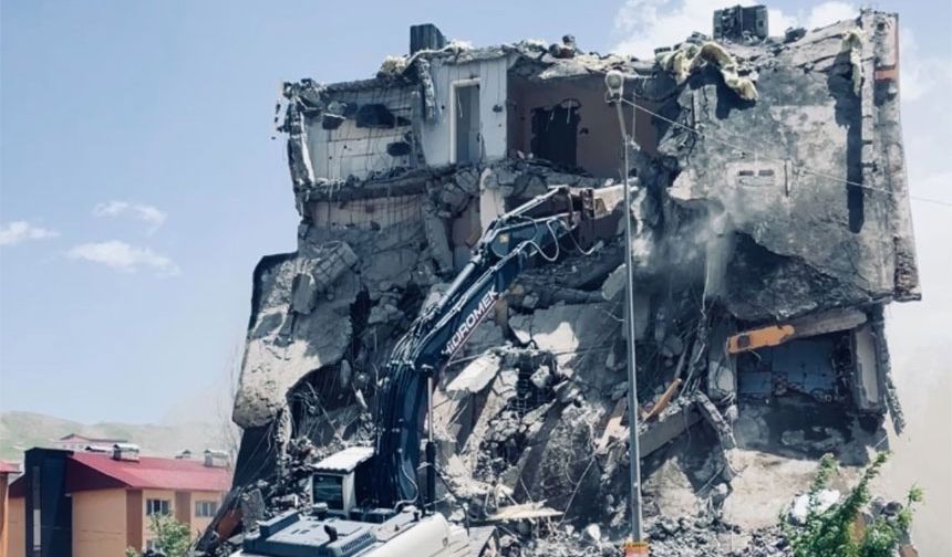 Hakkari'deki vatandaşlardan yıkım çalışmasına tepki!