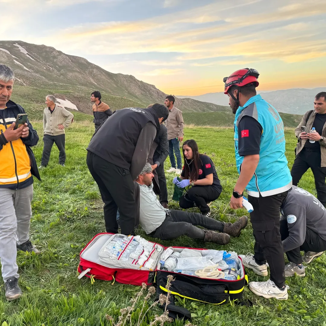 Hakkari’de Dağda mahsur kalan vatandaş Kurtarıldı