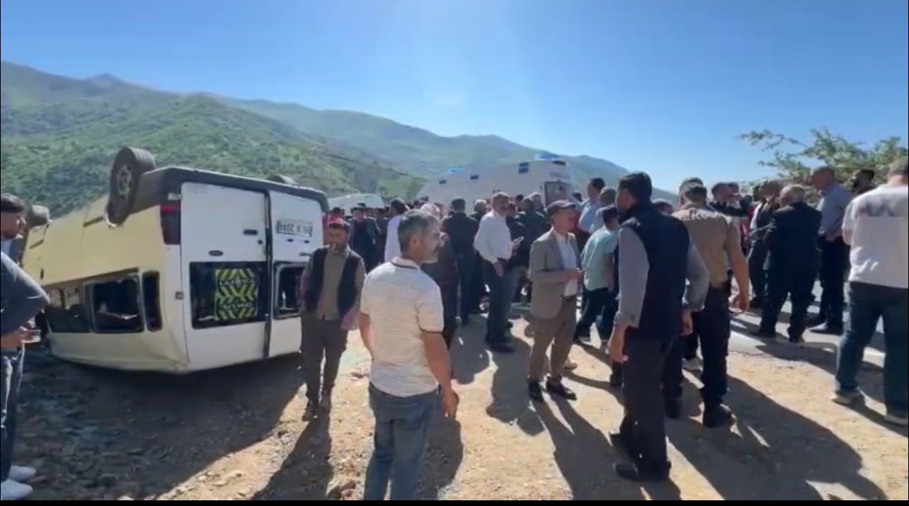 Hakkari'de  Öğrenci Servisi Devrildi: 10 Kişi Yaralandı