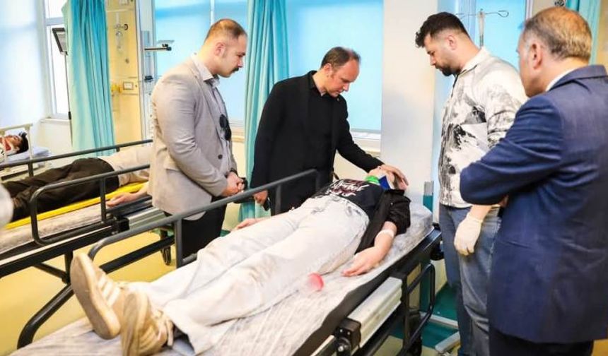 Şemdinli Kaymakamı Akpınar, yaralı öğrencileri ziyaret etti