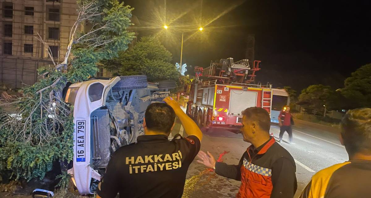 Hakkari’de Feci Kaza! Sürücü Araçta Mahsur Kaldı