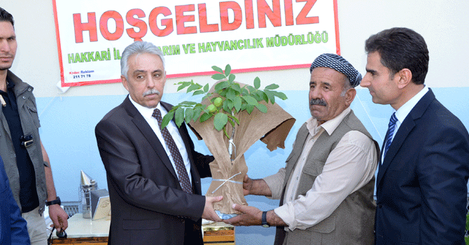 Hakkari'de çftçilere fide, fidan ve arılı kovan dağıtıldı