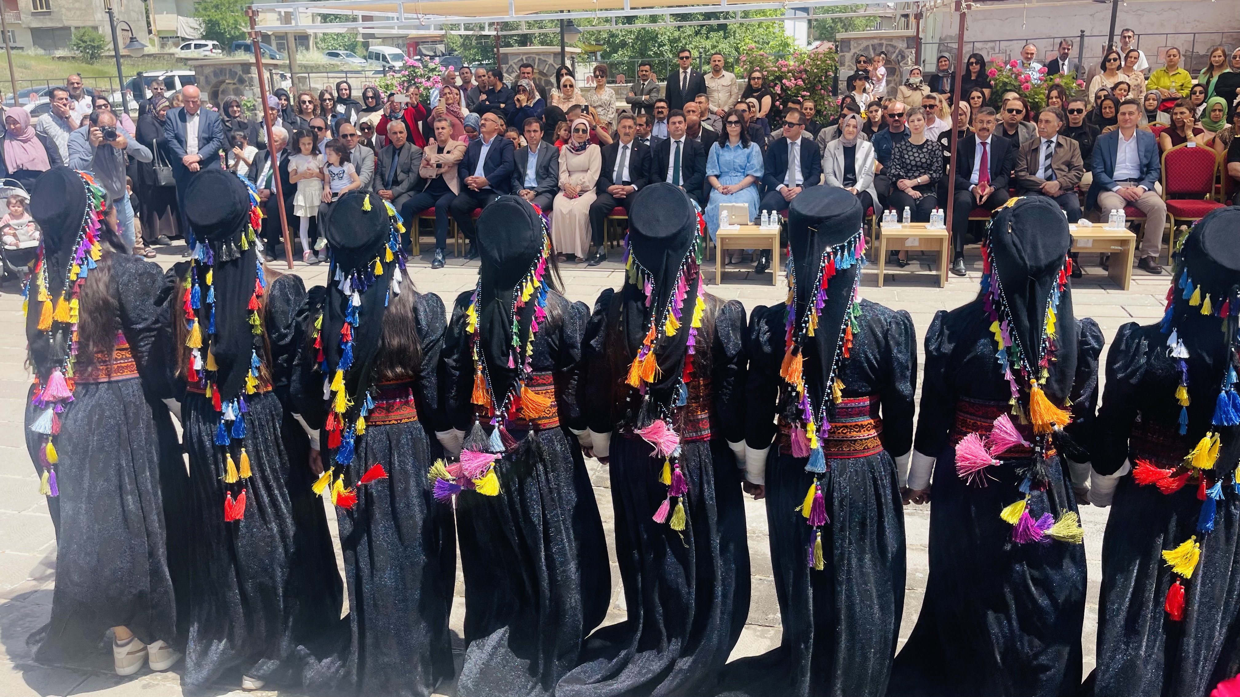 Hakkari’de yıl sonu sergisi düzenlendi!