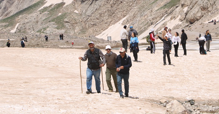 Hakkari'nin 20 bin yıllık buzullarına ilgi arttı; doğaseverler erimeye dikkat çekti