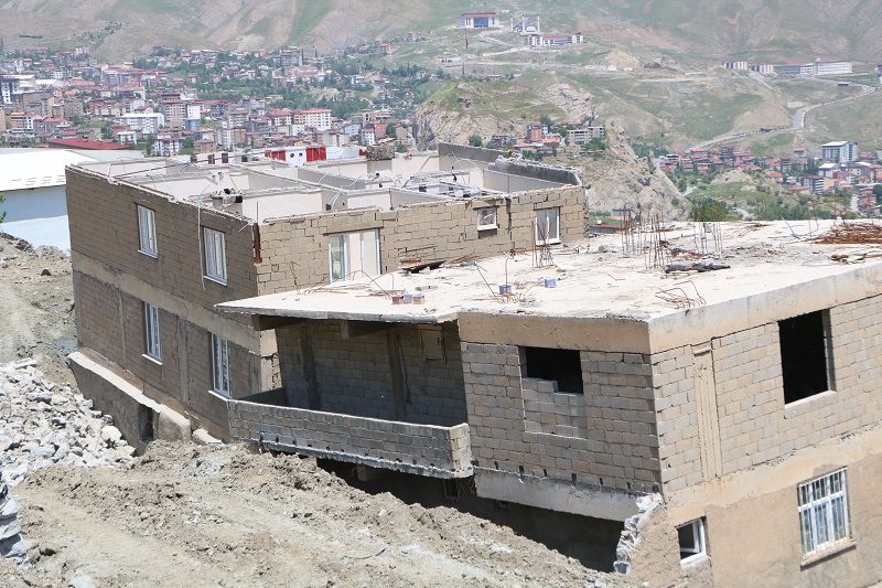 Hakkari'de Şehit Ailelerinden Hizmet Tepkisi: “Ne Doğalgaz Var Ne Su, Üstüne Bir de Toprak Kayması Tehlikesi!”