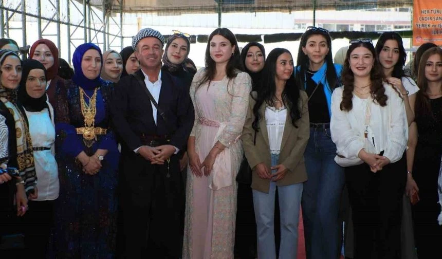 Farklı illerden Hakkari’ye gelen gençler halay çekti