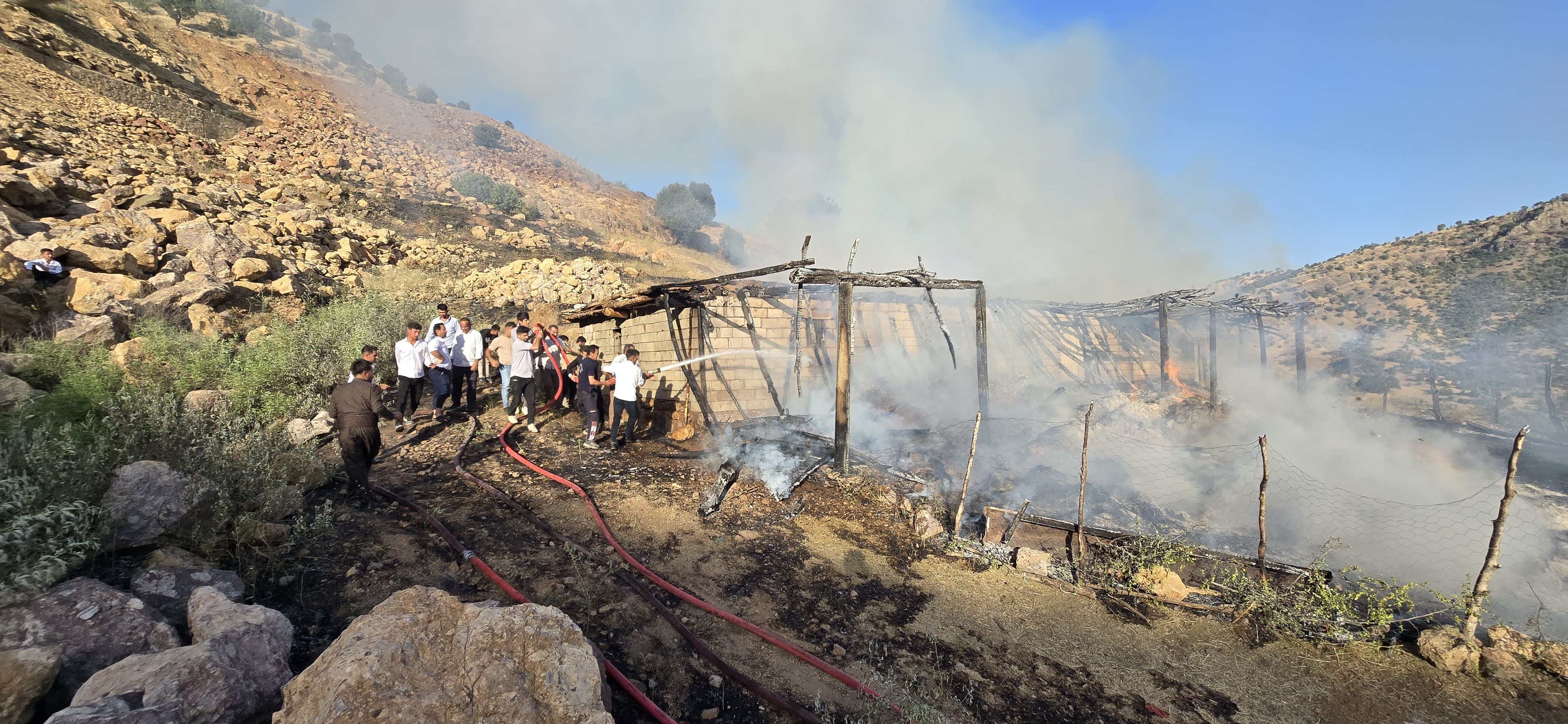 Hakkari'de korkutan ahır yangını