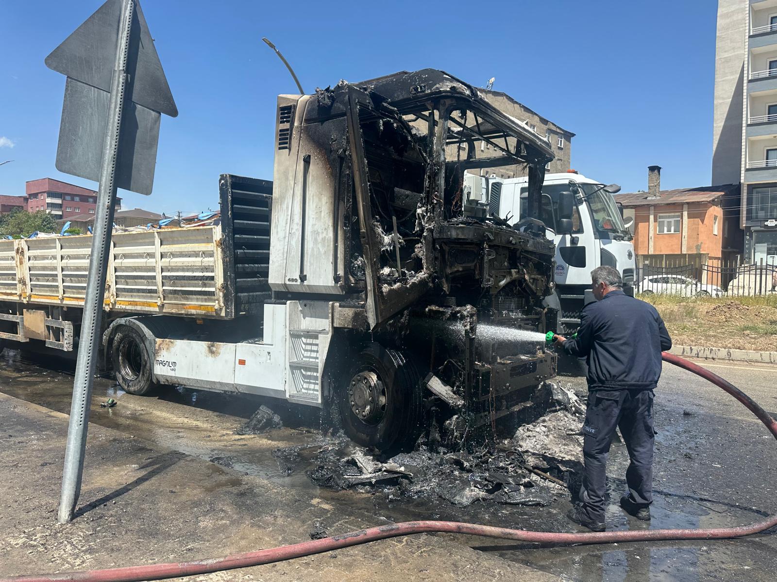 Maden Yüklü Tır Alev Aldı