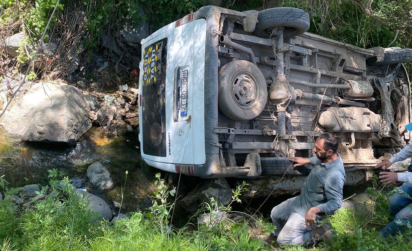 Hakkari’de Feci Kaza: Minibüs Dereye Uçtu: 10 Yaralı
