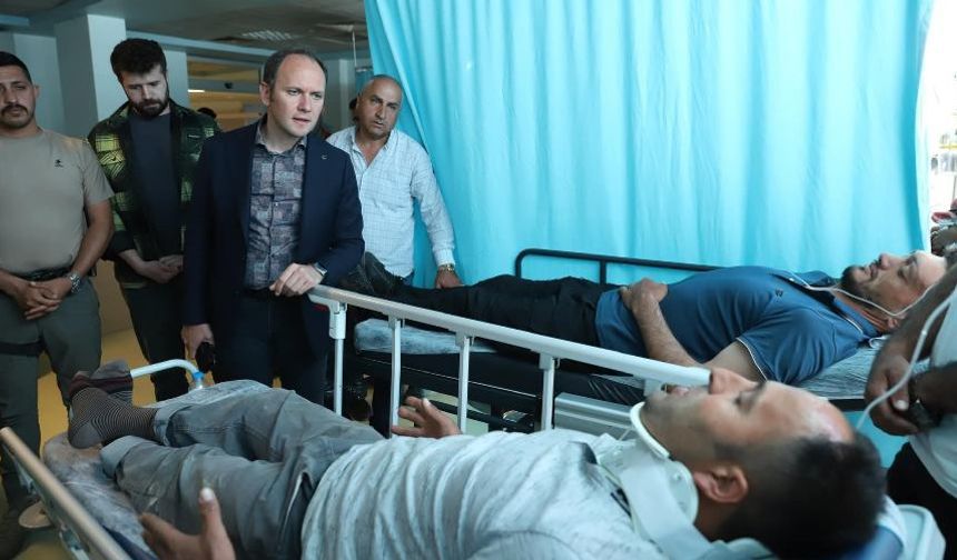Şemdinli Kaymakamı Akpınar, Kazada Yaralananları Ziyaret Etti