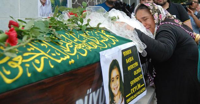 Minik Ceylin çiçeklerle toprağa verildi