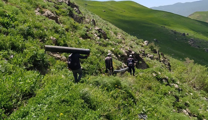 Hakkari'de Köylüler Boruları Sırtında Taşıyor: ‘Söz Değil İcraat İstiyoruz’
