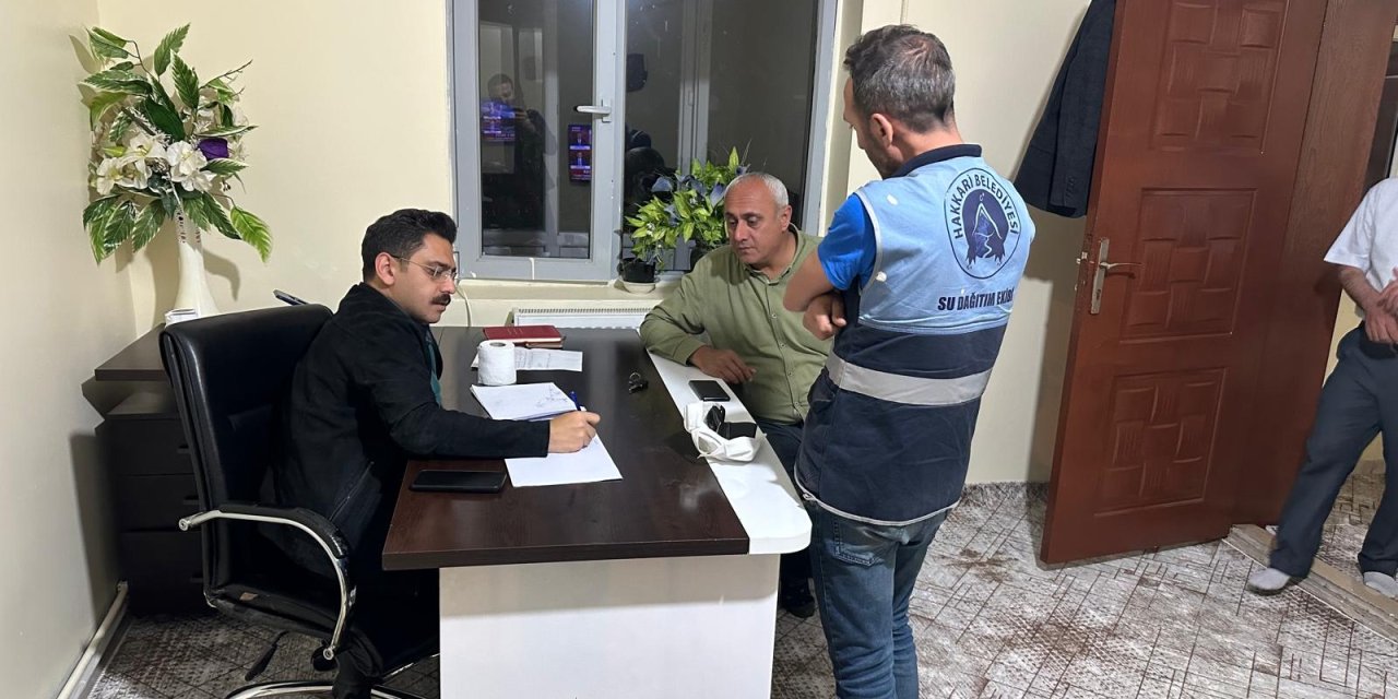 Gece Yarısı Su Arızasına Müdahale: Mahmutoğlu Sahadan Komuta Etti