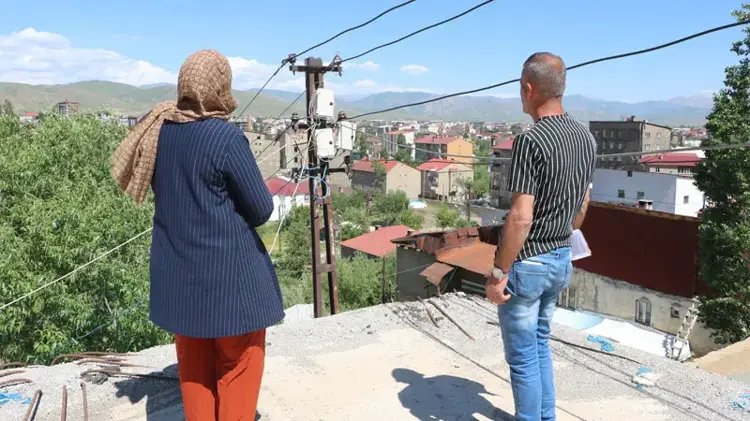 Elektrik hattı nedeniyle 7 yıldır evlerini tamamlayamadılar