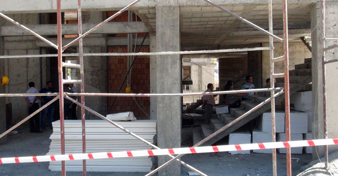 İnşaat işçilerine saldırı: Üçüncü kattan attılar