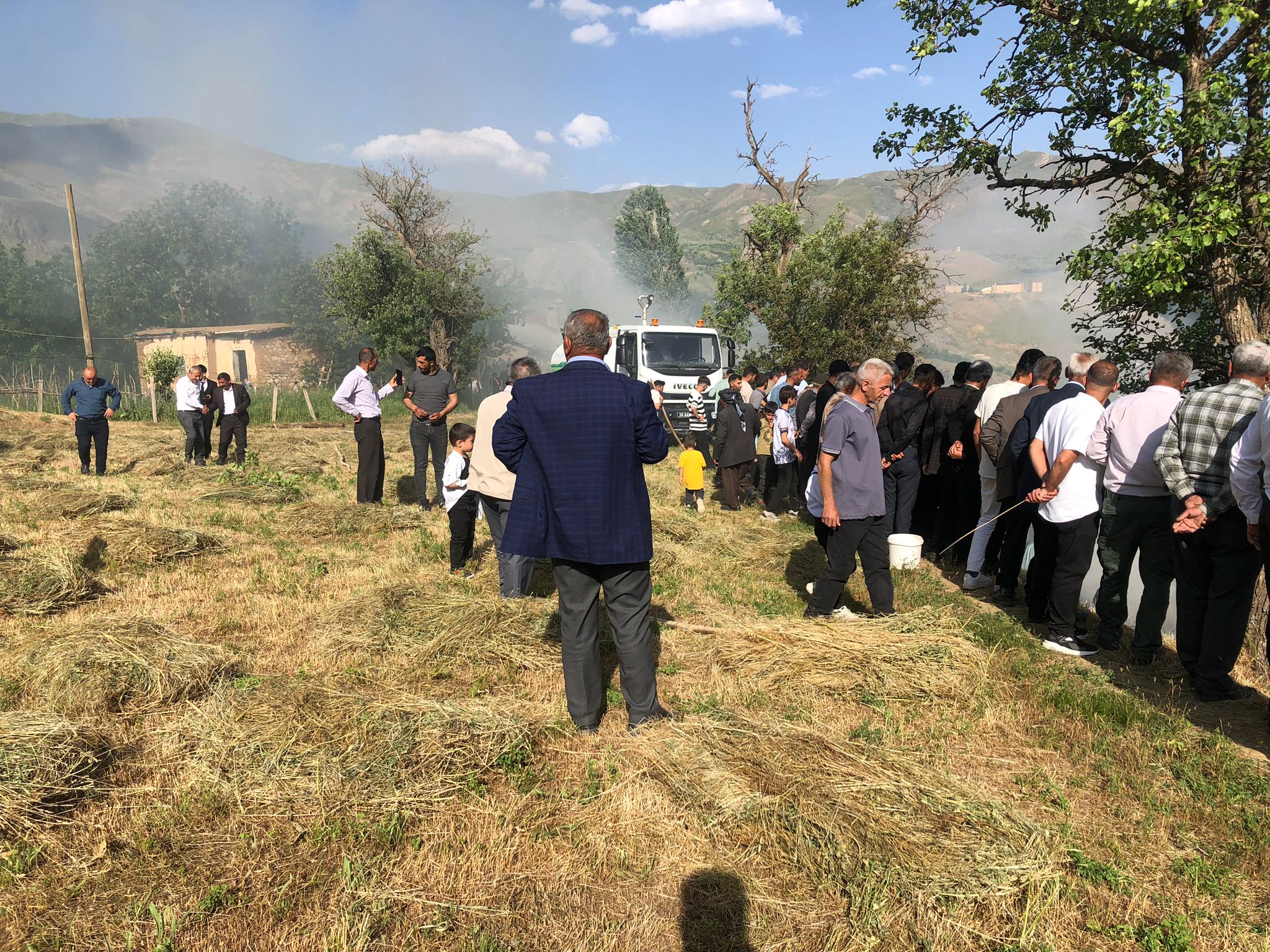 Hakkari’de korkutan yangın: 500 bağ ot kül oldu