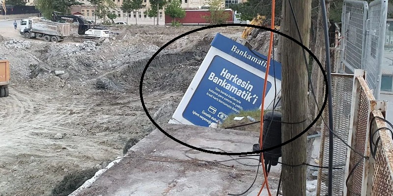 Hakkari'de Toprak Kayması: ATM Kazı Alanına Düştü (VİDEO)