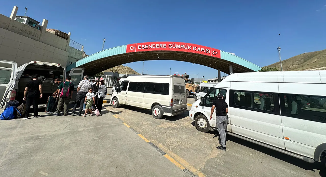 İsrail-İran Gerilimi Sonrası Yüksekova Esendere Gümrük Kapısı'nda Yoğunluk