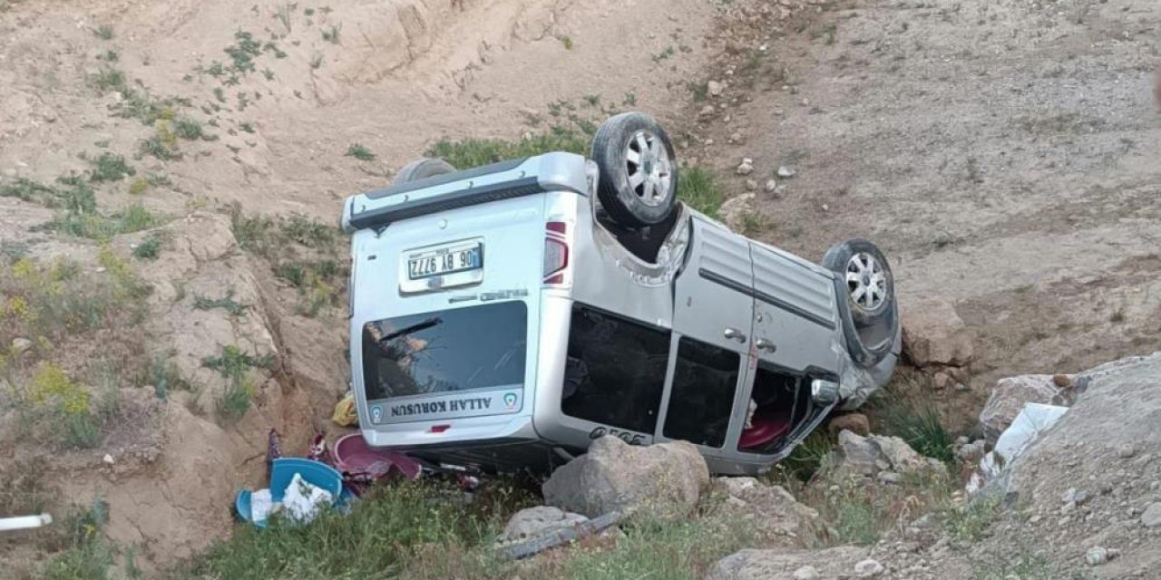 Hakkari-Van Yolunda Yine Kaza: Araç Dereye Uçtu, 2 Yaralı