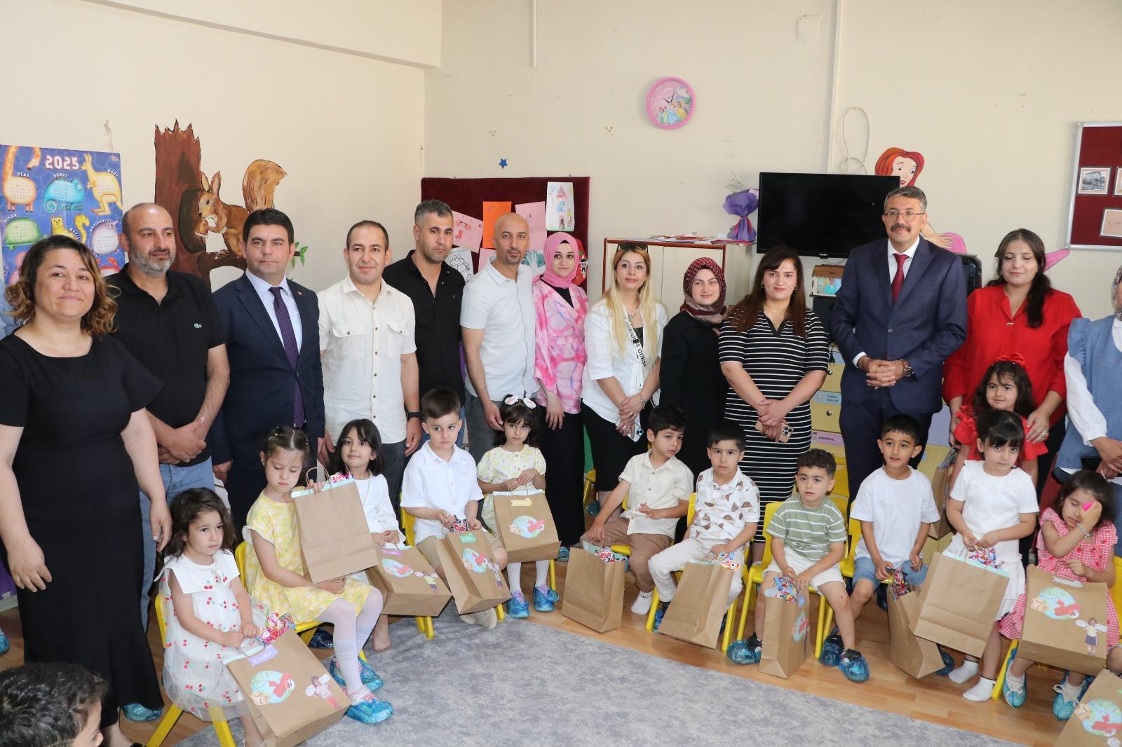 Vali Ali Çelik, Karne Heyecanına Hem Vali Hem Baba Olarak Ortak Oldu