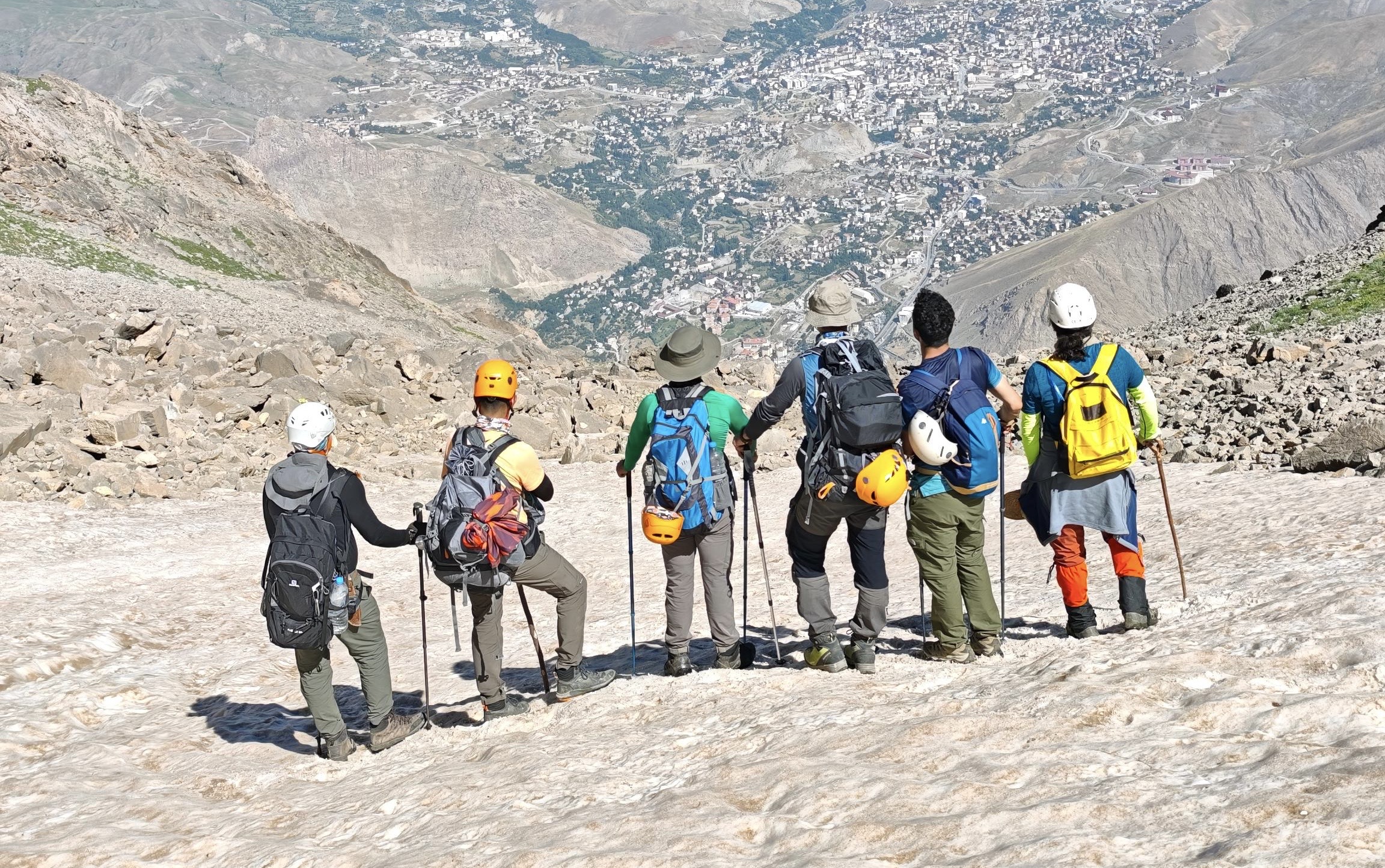Hakkari'de Dağcılar, Sümbül Dağı'na Yılın İlk Tırmanışını Gerçekleştirdi