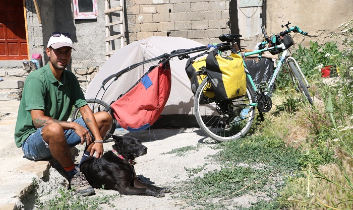 Bisikletle yola çıkıp köpeğiyle 80 ülke gezdi: Son durağı Hakkari oldu!