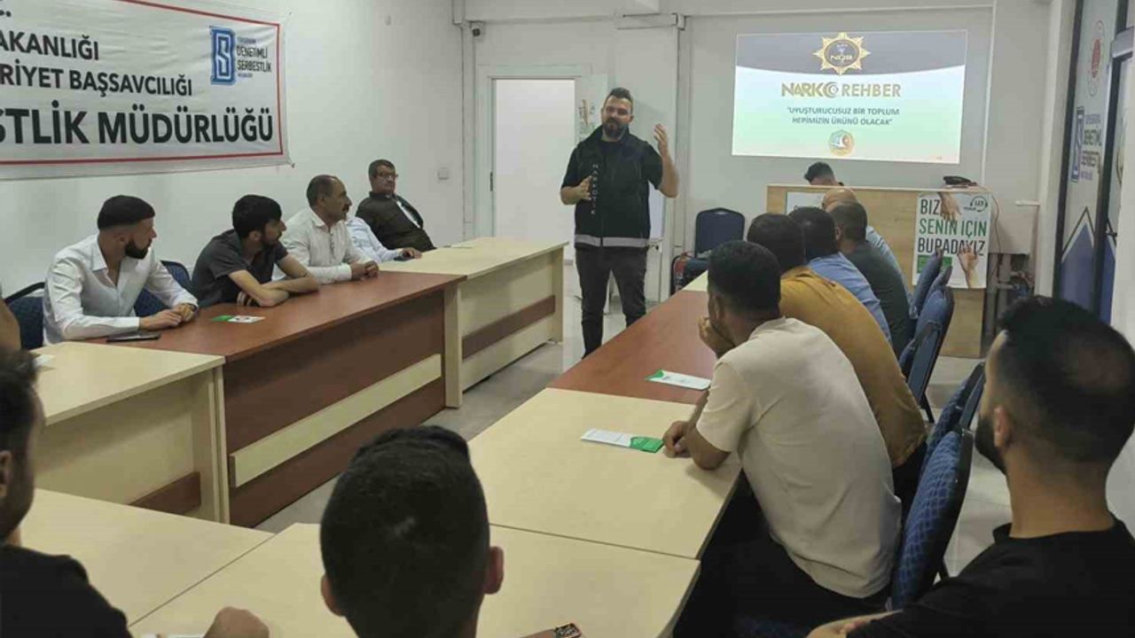 Hakkari emniyeti bin 500 broşürle UYUMA ve NARVAS tanıttı