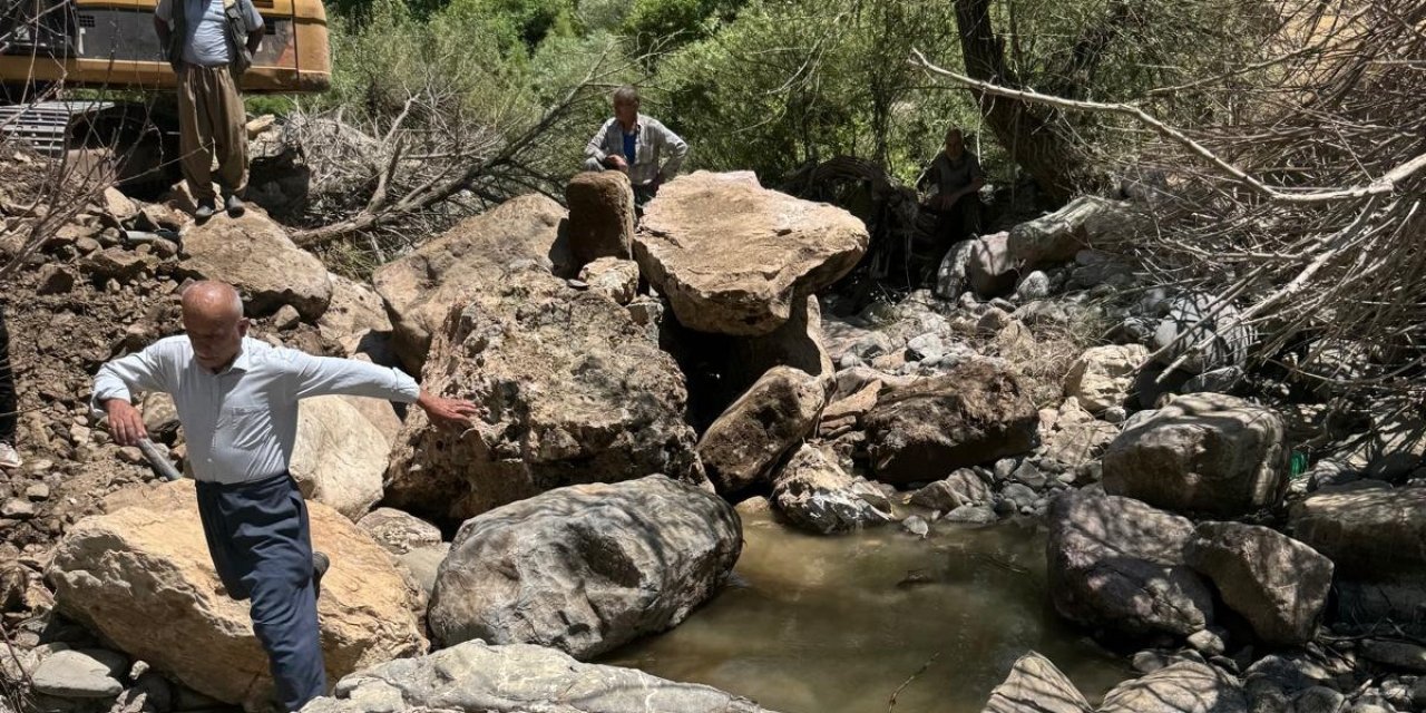Çukurca'da Mahalle Halkı Su İçin Seferber Oldu