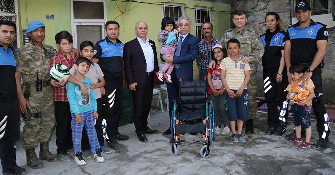 Hakkari'de Engelli çocuklara tekerlekli sandalye yardımı