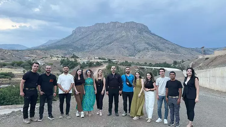 Derecik'te öğretmenler söyledikleri şarkıyla ilçeyi tanıttı