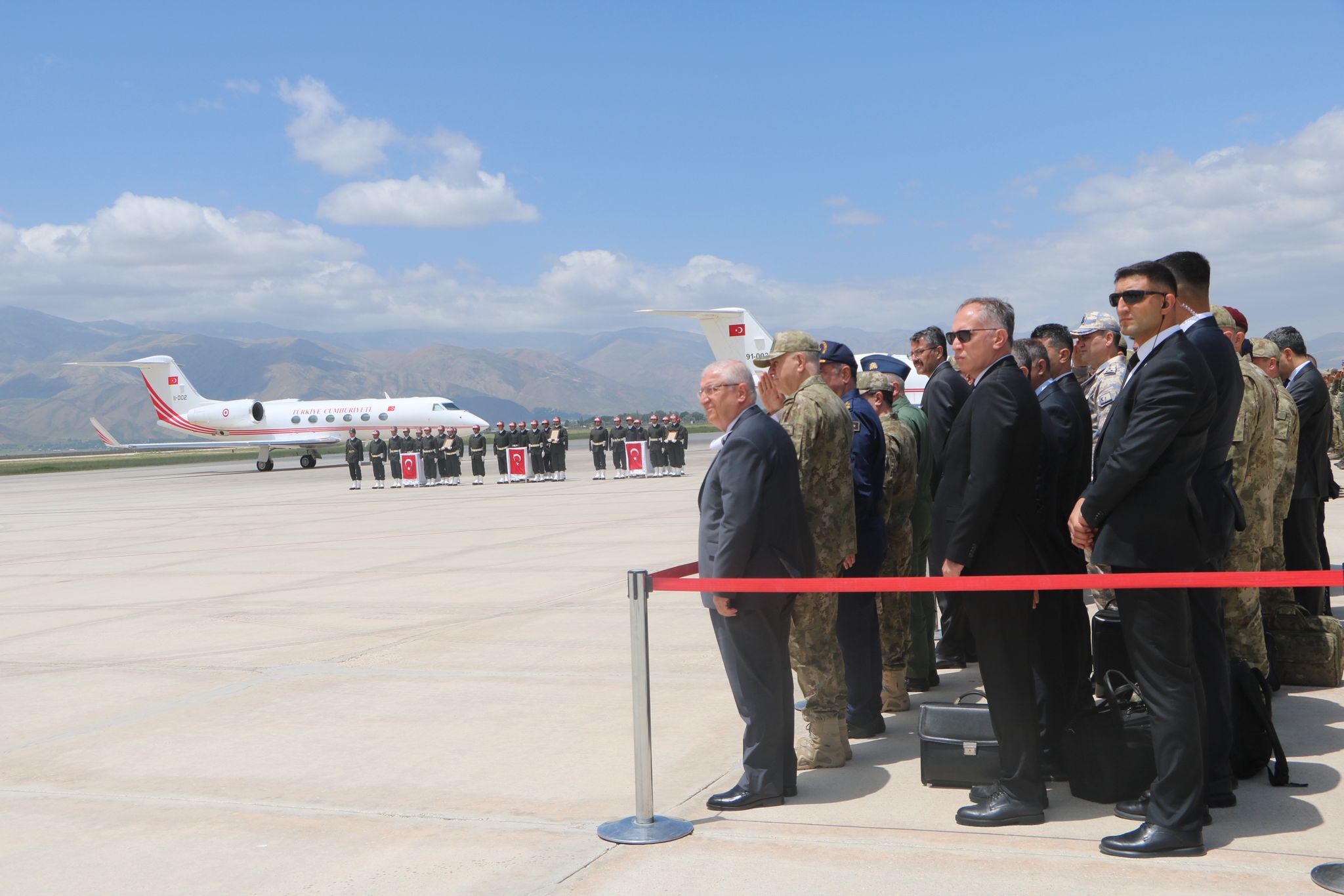 Şehit 6 asker için Yüksekova'da tören!