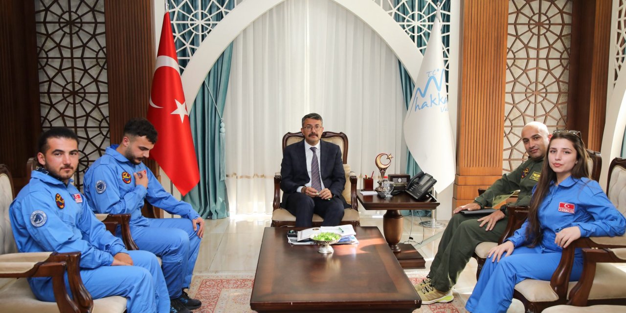 THK Yamaç Paraşütü Ekibi Vali Ali Çelik’i Ziyaret Etti