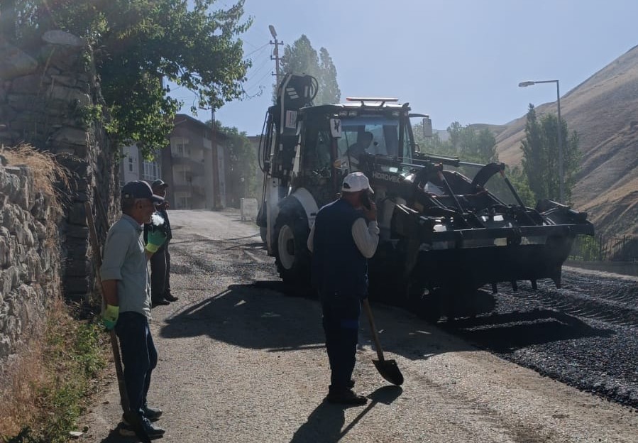 Hakkari'de 15 Mahallede Asfalt Yama Çalışması Başladı