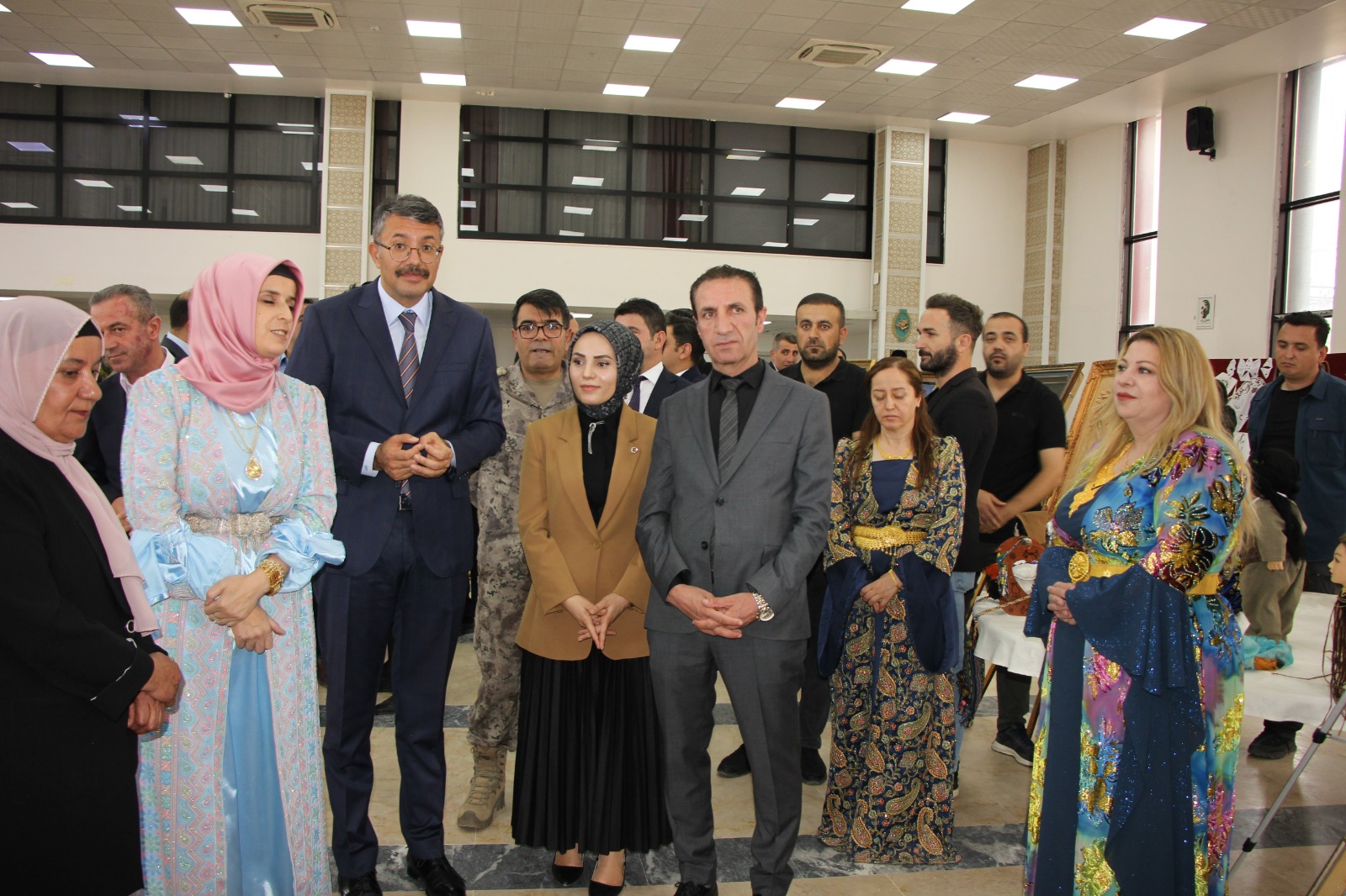 Hakkari'de Aile Destek Merkezi kursiyerlerinin sergisi açıldı