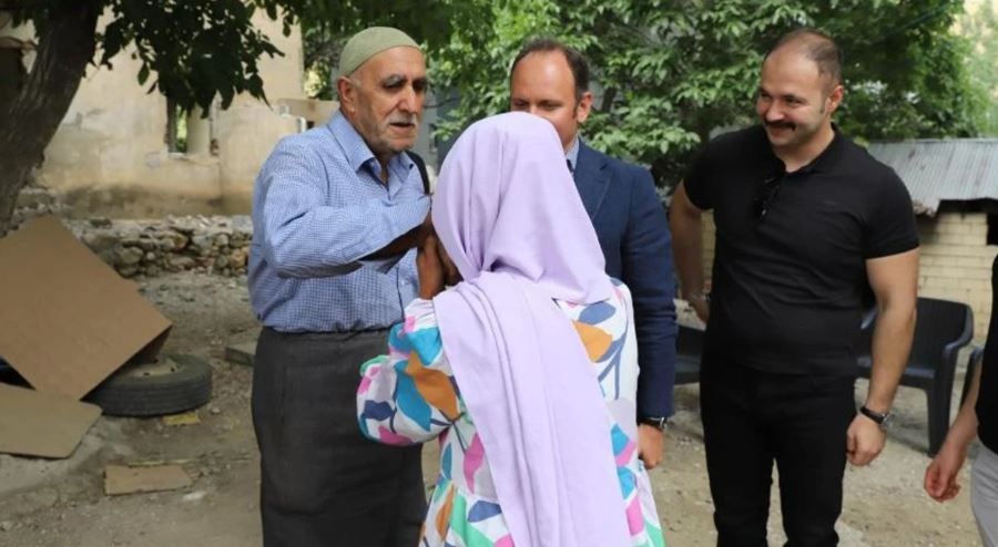 Hakkari'de 11 yıldır küs olan baba ve kızı barıştırıldı!