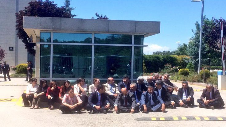 HDP'li vekiller AYM önünde oturma eylemi başlattı