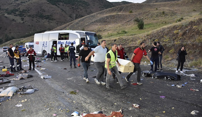 Yolcu otobüsü devrildi: 4 ölü, 40 yaralı