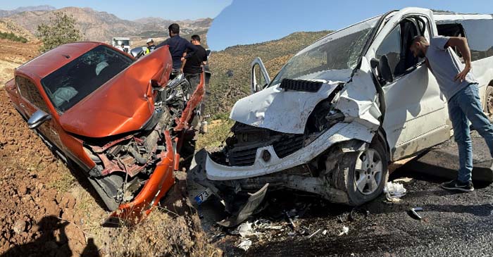 Hakkari'de 2 araç kafa kafaya Çarpıştı!