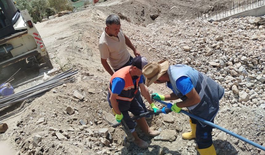 Hakkari'de sıcak havalarda su arızası mesaisi