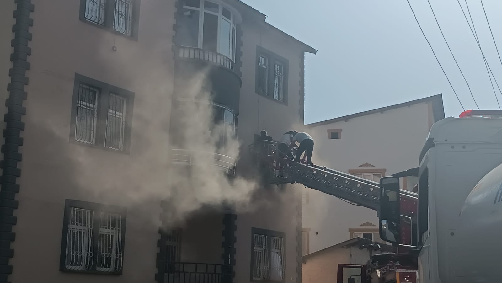 Hakkari’de Ev Yangını: Mahallede Korku Dolu Anlar