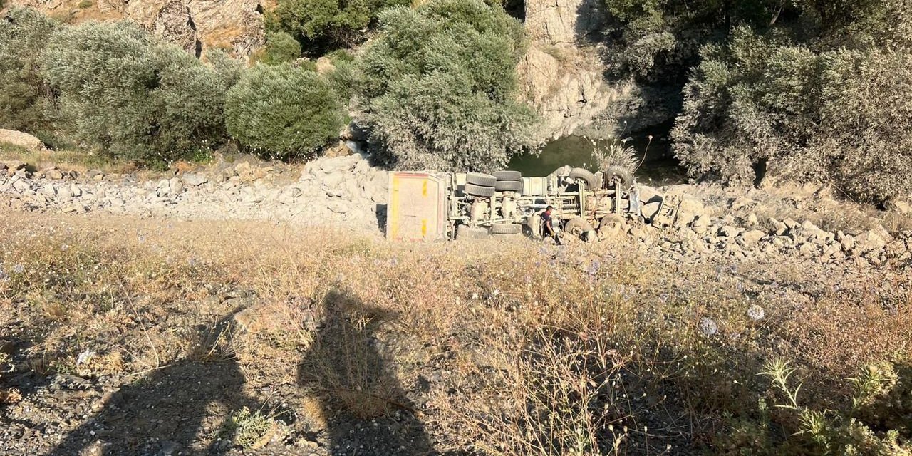 Hakkari’de acı haber: Kamyon uçuruma yuvarlandı, şoför hayatını kaybetti