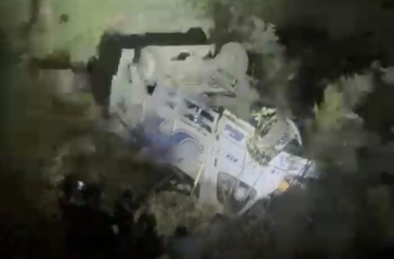 Hakkari’de kamyonet uçuruma yuvarlandı