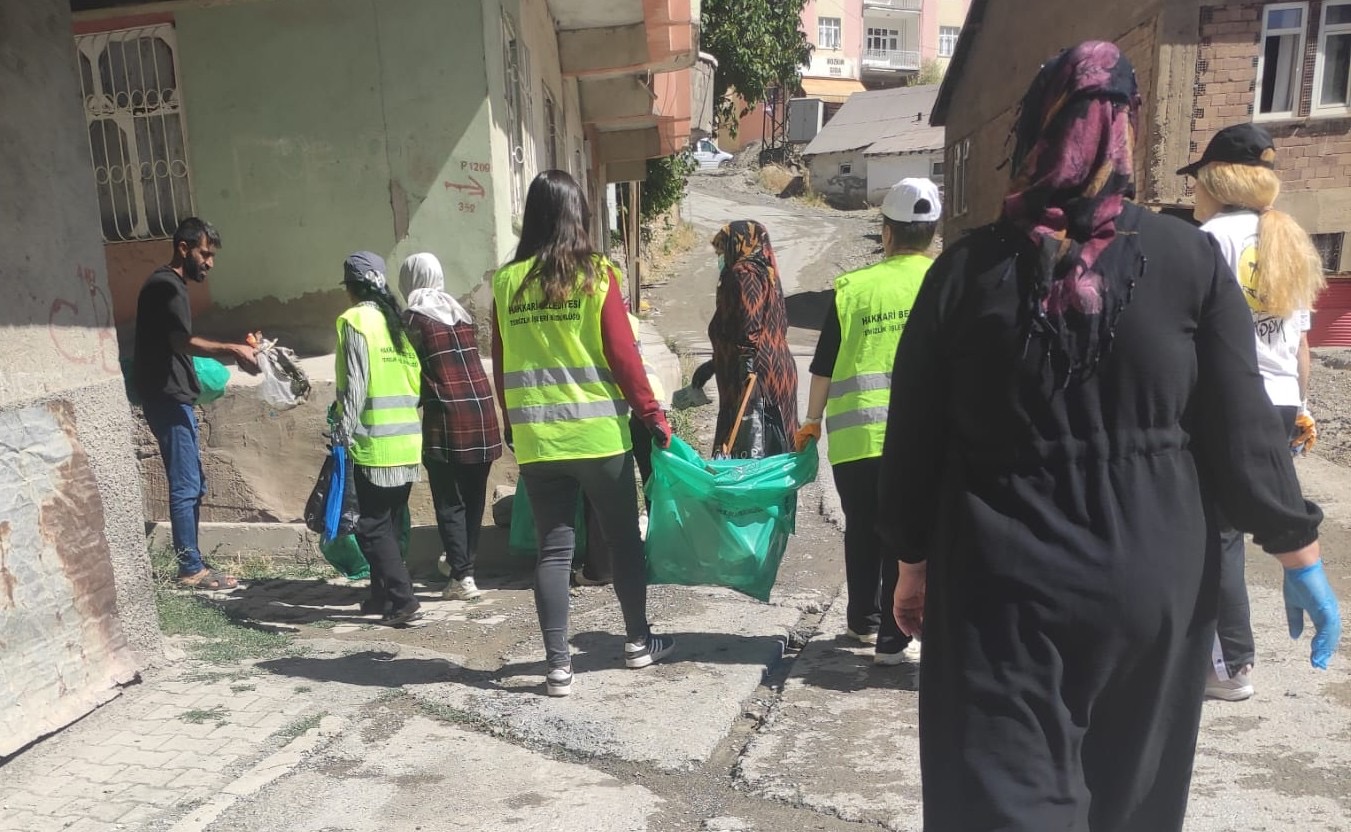 Kadın personellerden temizlik mesaisi