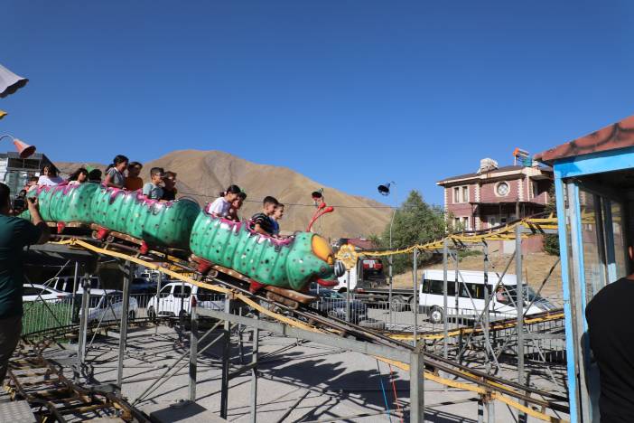 Hakkari’de İlk Lunapark Açıldı: Açılışa Yoğun İlgi