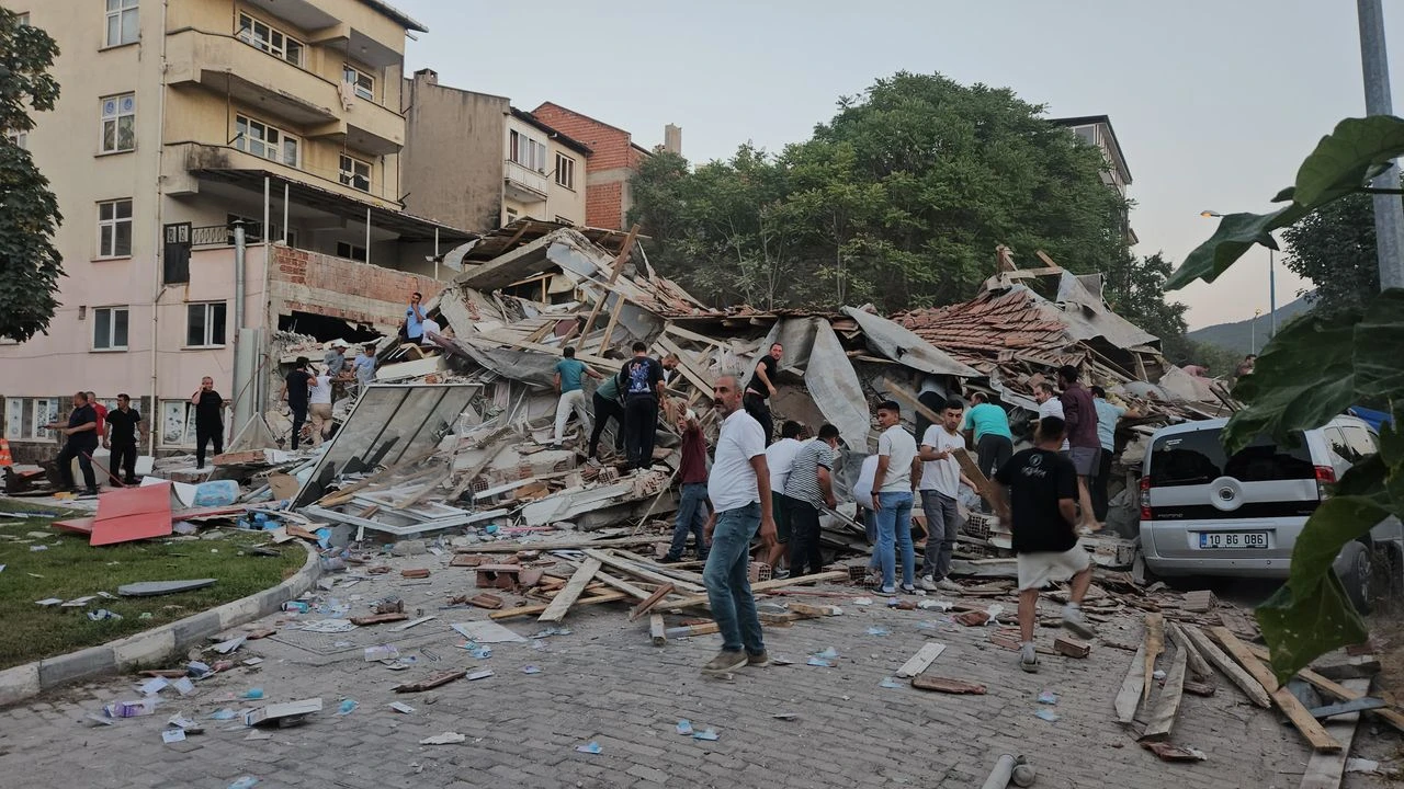 Balıkesir’de şiddetli deprem: 10 bina yıkıldı