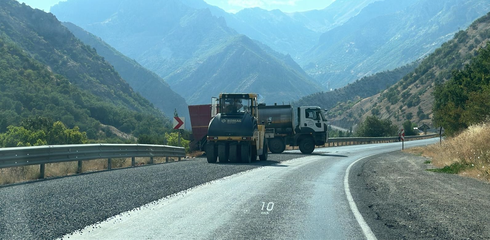 Hakkari’de Tehlikeli Yolculuk: Zap Suyu Kıyısında Riskli Sürüş